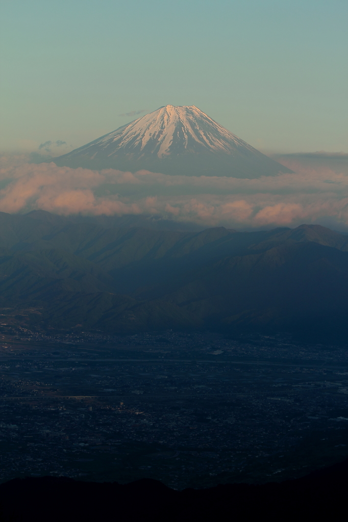 夕景の富士山と市街地