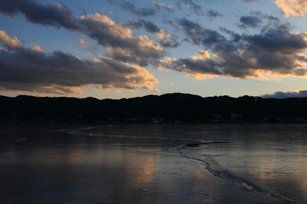 夕方の諏訪湖と御神渡り　２