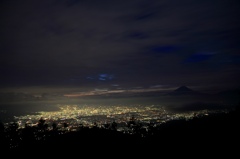 韮崎市街地の夜景と薄ら見える富士山