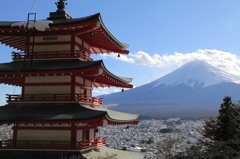 忠霊塔と富士山　