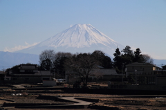 細い道と富士山