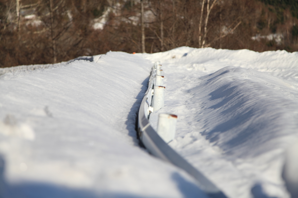 ガードレールが埋まるぐらいの積雪
