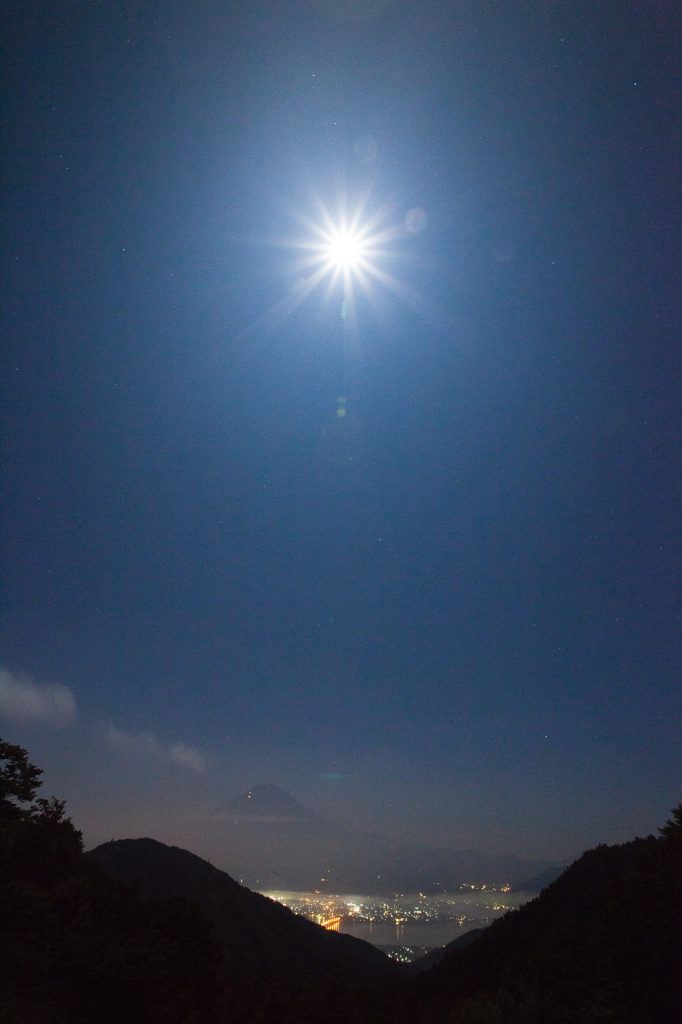 月明かりで見える富士