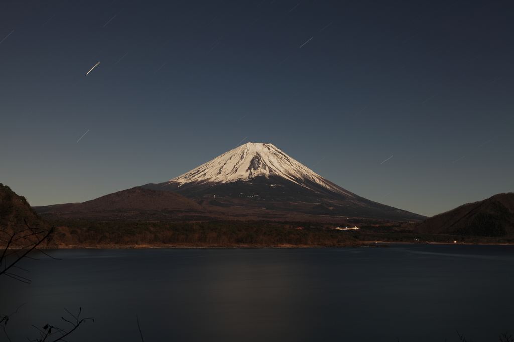 本栖湖からの富士山　２