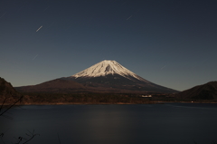 本栖湖からの富士山　２