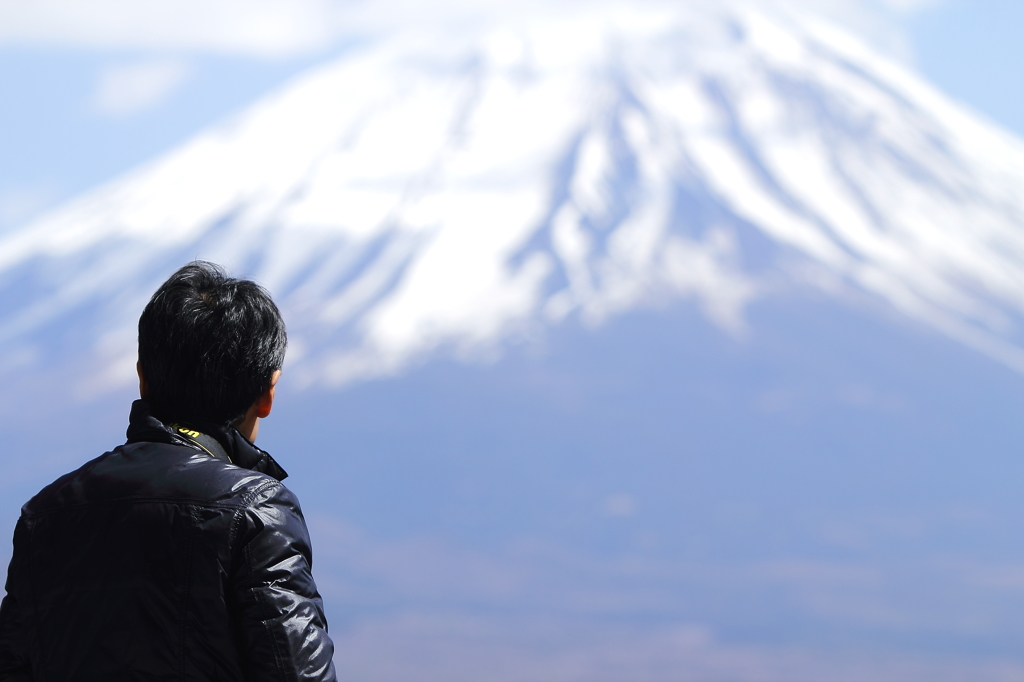 富士山を見つめる男