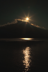 徐々に沈んでいく太陽と富士山