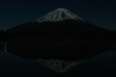 精進湖からの逆さ富士山　２