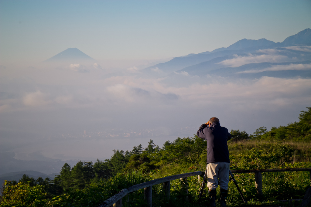富士山を撮るおじいさん