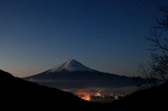 夜明け前の富士山