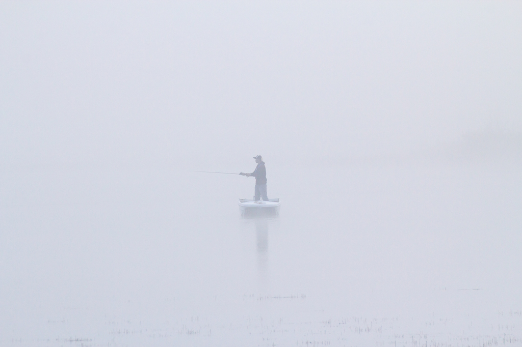 濃霧の中に釣り人