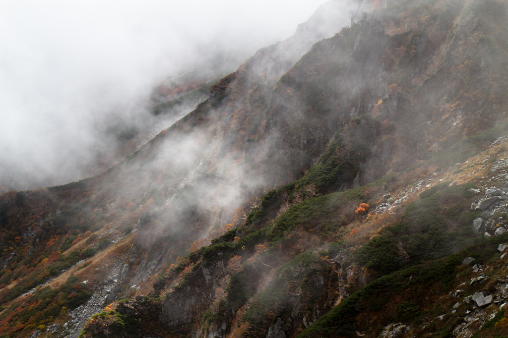 雲が山を隠し始める