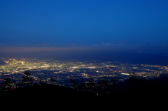 韮崎市街地の夜景・薄ら見える富士山