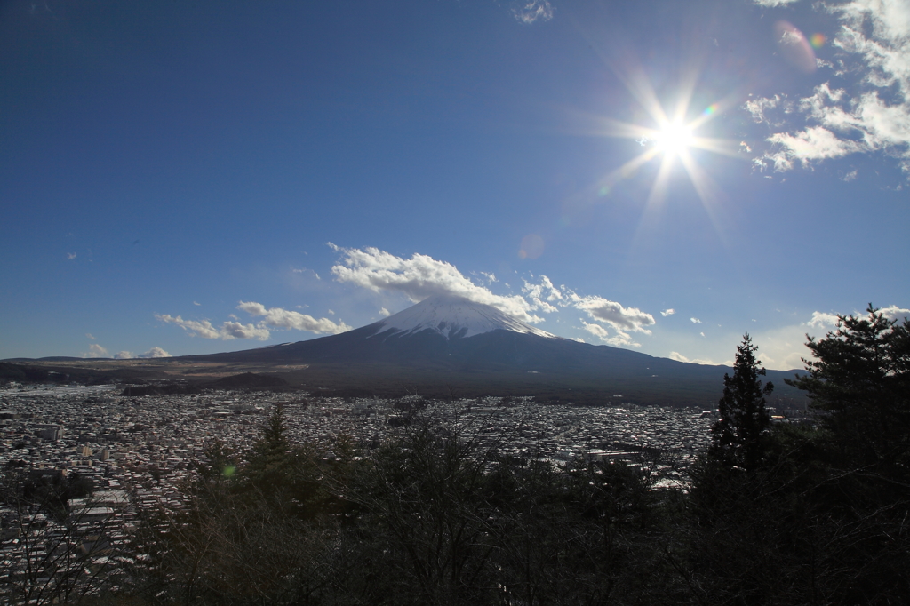 富士山と富士吉田市街地