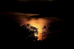 湖面に映る陽の光