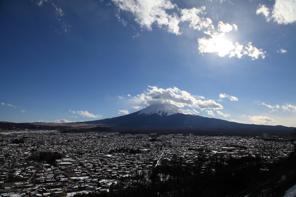 富士山と富士吉田市街地