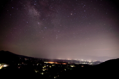 天の川と市街地の夜景
