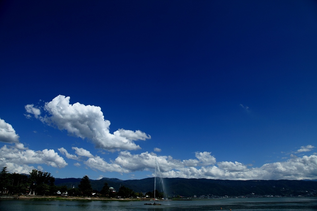 青空と噴水