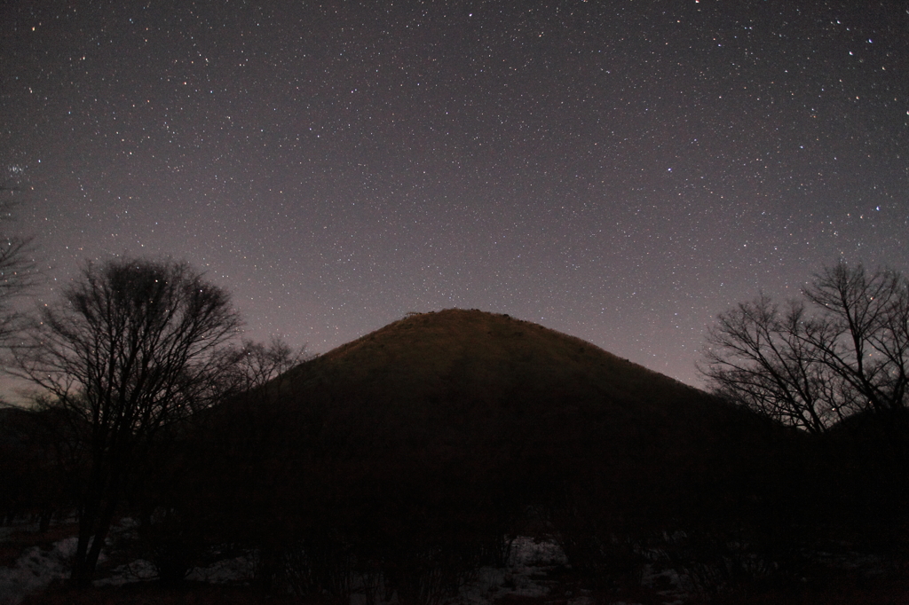 榛名山と木々と星空