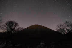 榛名山と木々と星空