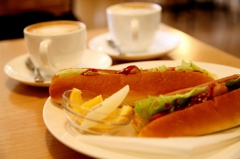 ホットドックとカフェオレ