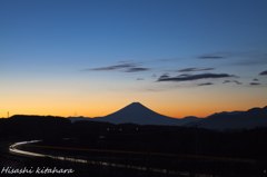 葛窪中央道と朝焼け富士