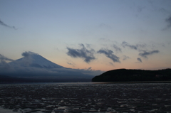湖面の氷と富士山