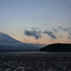 湖面の氷と富士山