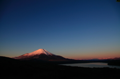 朝焼けの富士山と山中湖