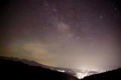 天の川と市街地の夜景