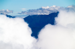 雲の合間の山