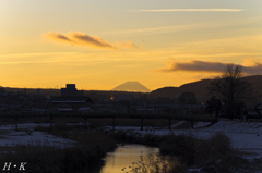 上川沿いで見る朝焼け富士①