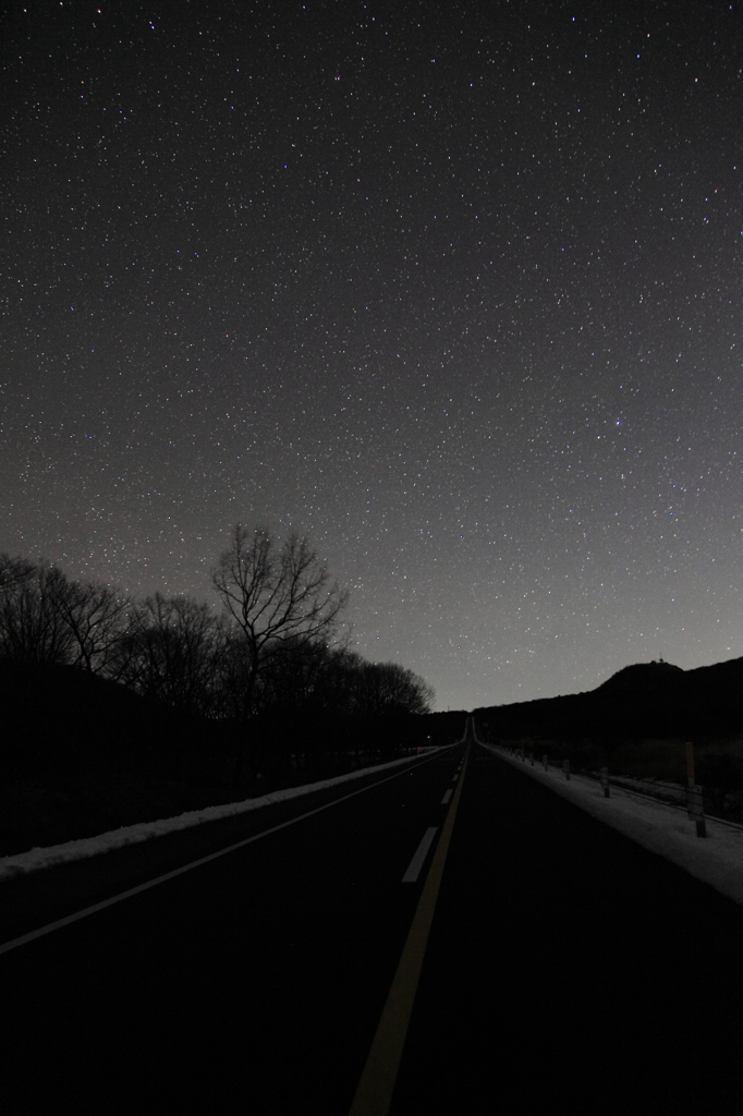 県道３３号線と星空