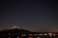 富士山と山中湖と星空