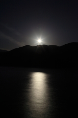 本栖湖を照らす月明かり