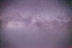 天の川...右端には流れ星or人工衛星！？