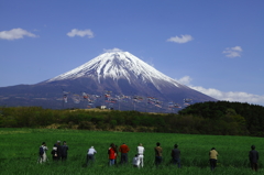 富士山と鯉のぼりを撮る人々