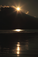徐々に沈んでいく太陽と富士山