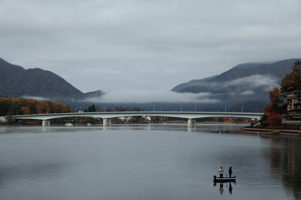 曇空の河口湖大橋