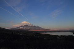 白い２本線と富士山と山中湖