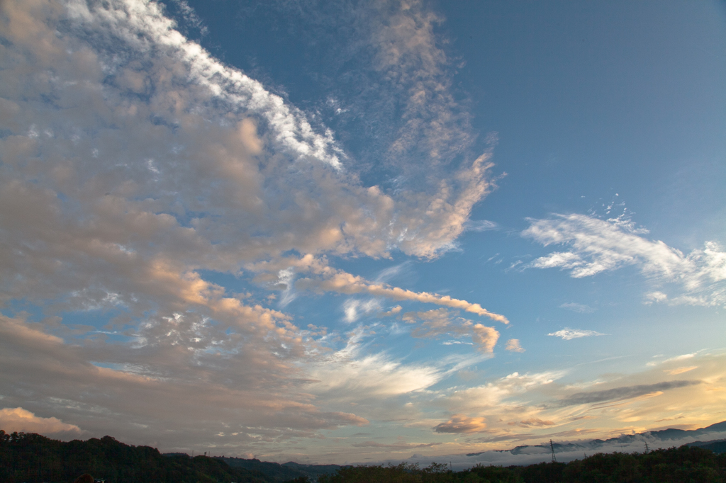 色づく雲