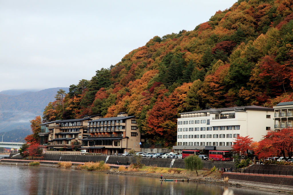 河口湖ホテルと紅葉