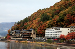 河口湖ホテルと紅葉