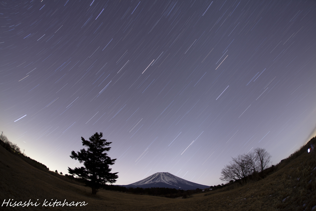 富士の周りに降り注ぐ星空