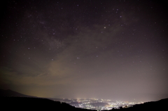 富士見台から見える茅野市の夜景と星空