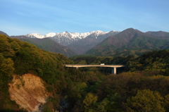 中田切川に架かる中央自動車道の橋と木曽山脈
