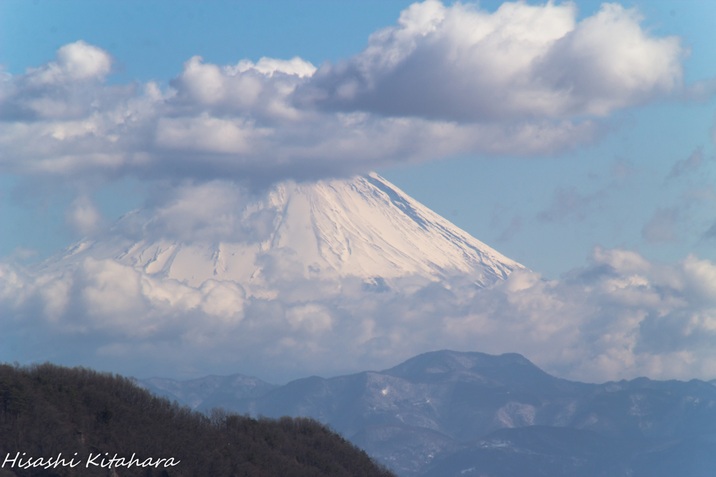 雲で隠れてしまいそうな富士①