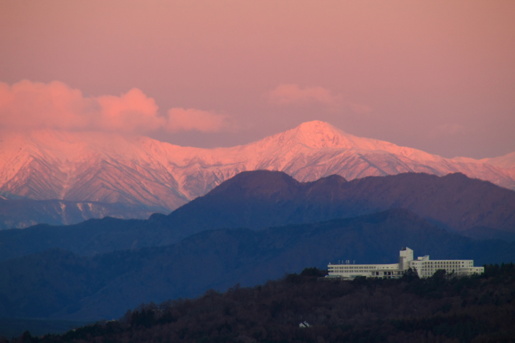 朝焼けの山