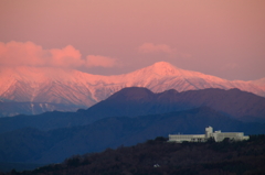 朝焼けの山