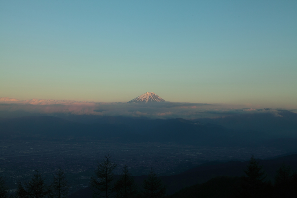 夕景の韮崎市街地と富士山